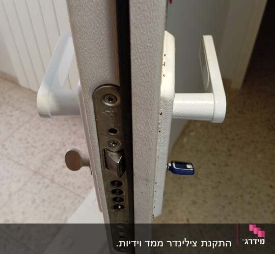 דלת עם מנעול ומפתח כחול